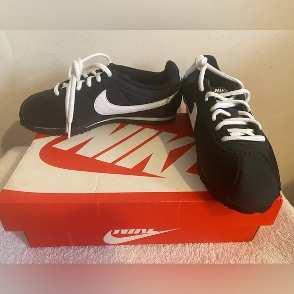 Nike Cortez - Picture 2 of 9